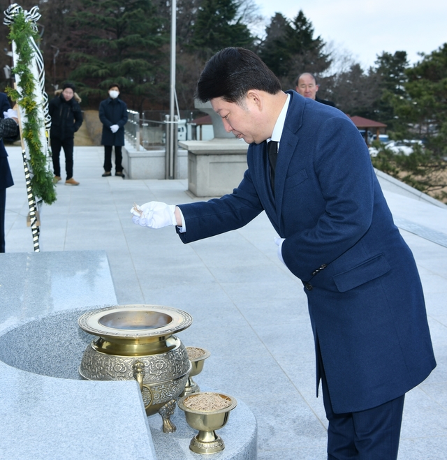 ▲ 권영진 대구시장이 1일 충혼탑에서 분양을 하고 있다.ⓒ대구시
