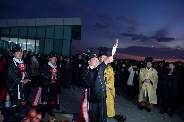 ▲ 1일 영천전투메모리얼 전망타워 일원에서 ‘힘찬 출발! 새롭게 도약하는 새희망 새영천’이라는 주제로  열린 해맞이 행사 장면.ⓒ영천시