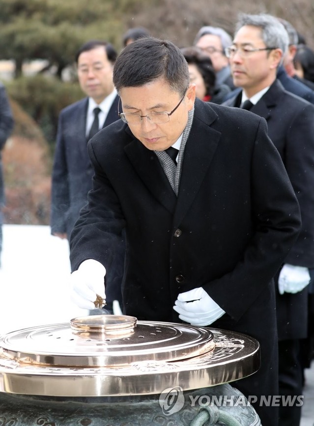 ▲ 황교안 자유한국당 대표가 경자년(庚子年) 새해 첫날인 1일 오전 서울 동작구 국립서울현충원을 참배하고 있다.ⓒ연합뉴스