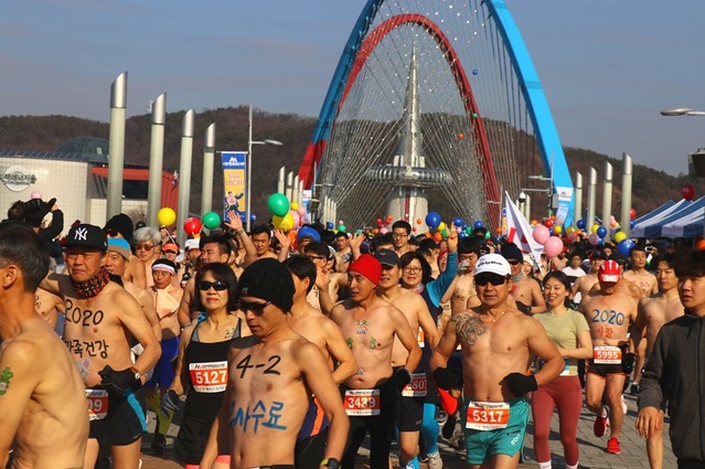 ▲ 제5회 2020 대전맨몸마라톤대회가 1일 대전 엑스포시민광장에서 2500여명이 참가한 가운데 열렸다.ⓒ맥키스컴퍼니