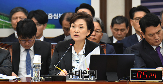 ▲ 김현미 국토부 장관은 2019년 주택시장 안정화를 목표로 분양가상한제를 도입하고 초고가 주택 대출 금지 등 12·16대책 등 강력한 규제 조치를 단행해왔다. ⓒ 뉴데일리