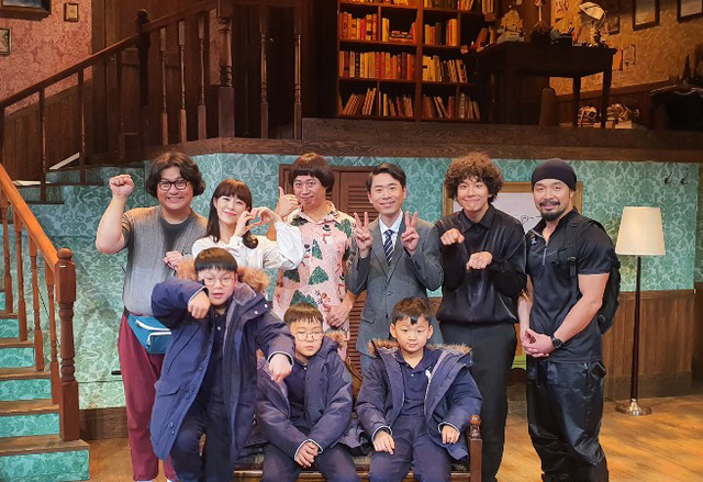 ▲ 송일국의 삼둥이 아들 대한·민국·만세가 최근 연극 '도둑배우' 공연장을 찾아 관람 인증샷을 남겼다.ⓒ파크컴퍼니