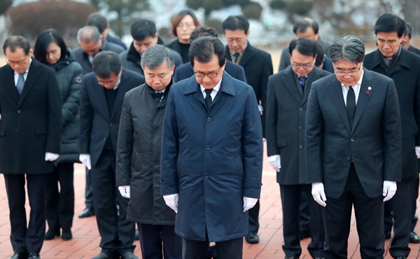 ▲ 이시종 충북도지사와 충북도청 간부 공무원들이 2일 충북 청주시 서원구 사직동 충혼탑을 참배하고, 본격적인 업무에 들어갔다.ⓒ충북도