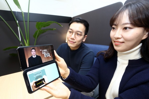 ▲ 스마트폰으로 구광모 LG 대표의 디지털 신년사를 시청하는 LG직원들 모습 ⓒLG