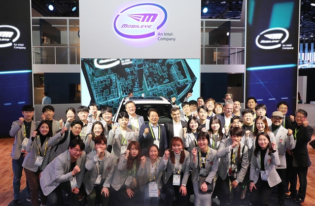 ▲ 오는 7일부터 10일까지 미국 라스베이거스일대에서 개최되는 ‘CES 2020 전시회’에 대구시와 경북도 47개사가 공동관으로 참여한다. 사진은 지난해 CES참관 모습.ⓒ대구시