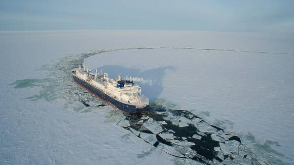 ▲ 대우조선해양이 세계 최초로 건조한 쇄빙LNG선이 얼음을 깨면서 운항하고 있다.ⓒ대우조선해양