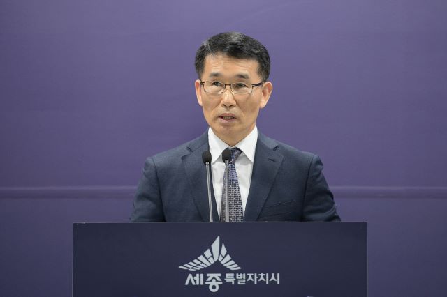 ▲ 정찬희 세종시 환경녹지국 자원순환과장이 2일 정례브리핑을 통해 세종시가 2024년까지 친환경종합타운을 조성키로 했다고 밝히고 있다.ⓒ세종시