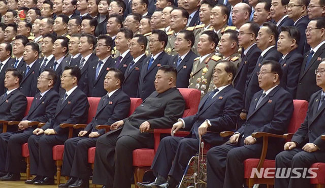 ▲ 전원회의를 마친 뒤 기념사진을 찍는 김정은과 그 일당. ⓒ뉴시스. 무단전재 및 재배포 금지.