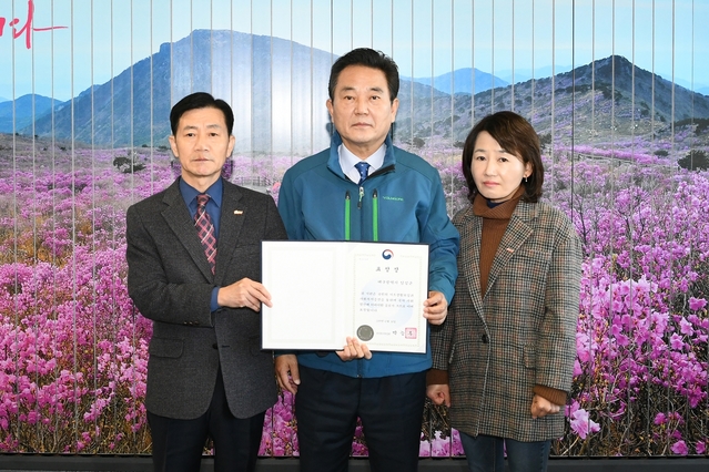 ▲ 대구 달성군(군수 김문오, 중간)이 보건복지부 주관 기초생활보장 분야 우수기관으로 수상했다.ⓒ달성군