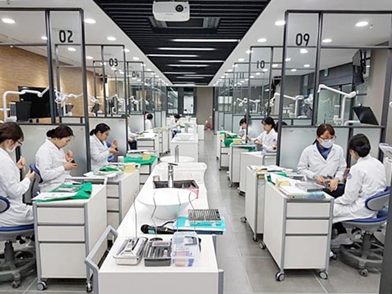 ▲ 치위생과 학생들이 현장맞춤형 실습을 받고 있다.ⓒ영남이공대