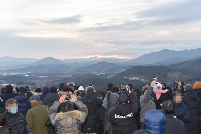 ▲ 대구한의대 대각정에서 해맞이 행사에 참여한 시민들이 새해 소망을 기원하고 있다.ⓒ대구한의대