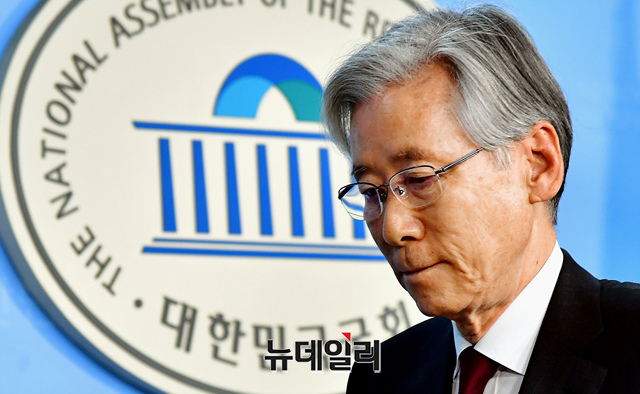 ▲ 여상규 자유한국당 의원이 2일 오전 국회 정론관에서 기자회견을 갖고 총선 불출마를 선언을 마치고 회견장을 떠나고 있다. ⓒ이종현 기자