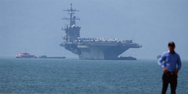 ▲ 지난해 3월 베트남 다낭에 입항하는 미해군 항공모함 칼빈슨 함. ⓒ뉴시스. 무단전재 및 재배포 금지.