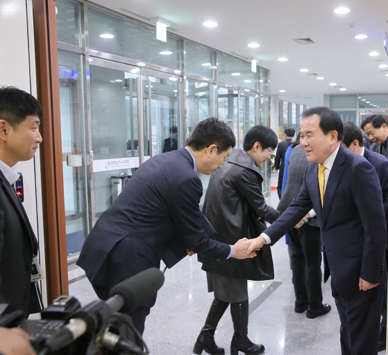 ▲ 김지철 교육감을 비롯한 간부 직원들이 전 직원과 새해 덕담을 나누고 있다. ⓒ충남도교육청