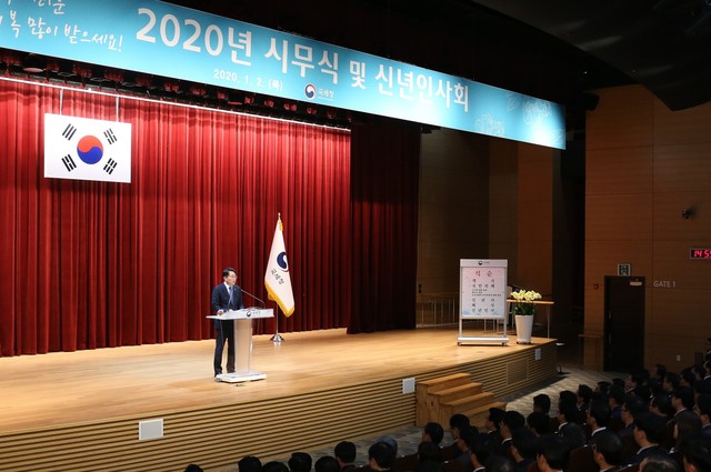 ▲ 2일 세종청사에서 열린 국세청 시무식에서 김현준 청장은 