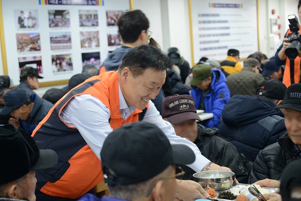 ▲ 이계문 서민금융진흥원장 겸 신용회복위원장이 2일 서울 종로구에 위치한 천사 무료급식소에서 배식봉사활동을 진행했다.ⓒ서민금융진흥원