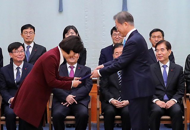 ▲ 문재인 대통령이 2일 오후 청와대 본관에서 추미애 신임 법무부 장관에게 임명장을 수여하고 있다. ⓒ뉴시스