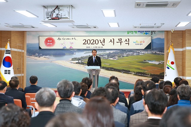 ▲ 울진군(군수 전찬걸)은 2020년 경자년을 맞아 2일 군청 대회의실에서 ‘2020 시무식’을 가졌다.ⓒ울진군