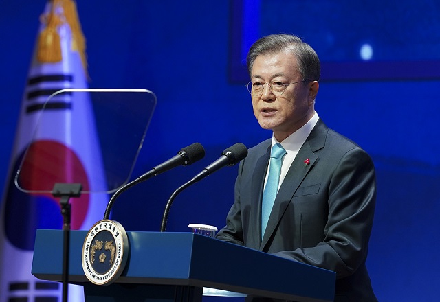 ▲ 문재인 대통령이 2일 오전 서울시 중구 대한상공회의소 국제회의장에서 열린 2020 경자년 신년회에서 신년사를 하고 있다. ⓒ청와대