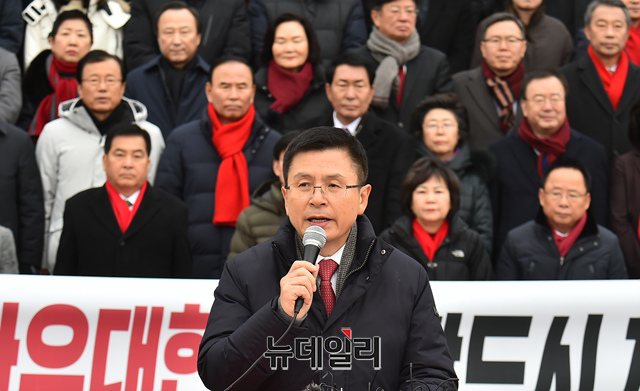 ▲ 황교안 자유한국당 대표가 2일 오전 국회 본관 앞에서 열린 '새해 국민들께 드리는 인사'에서 모두발언을 하고 있다. ⓒ이종현 기자
