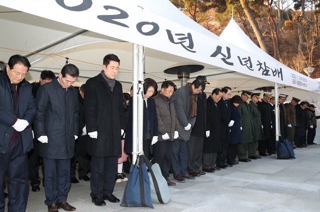 ▲ 포항시가 2일 포항시 충혼탑 광장에서 ‘2020년 경자년 신년참배’를 거행했다.ⓒ포항시