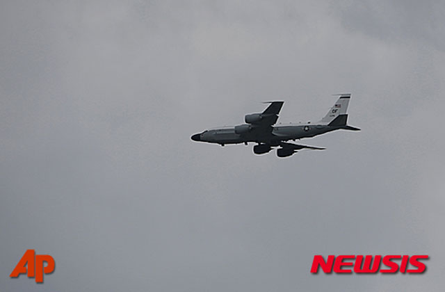 ▲ 임무를 마치고 일본 오키나와 가데나 미 공군기지에 착륙하는 RC-135S 코브라볼 정찰기. ⓒ뉴시스 AP. 무단전재 및 재배포 금지.