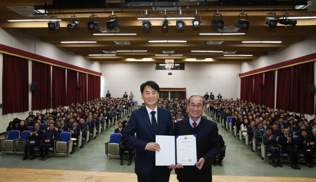 ▲ 김일곤 청도군 부군수(왼쪽)가 2일 취임식을 갖고 “‘밝은 미래, 역동적인 민생청도’를 슬로건으로 ‘머무르고 싶은 청도’를 만드는데 최선을 다하겠다”고 밝혔다.ⓒ청도군