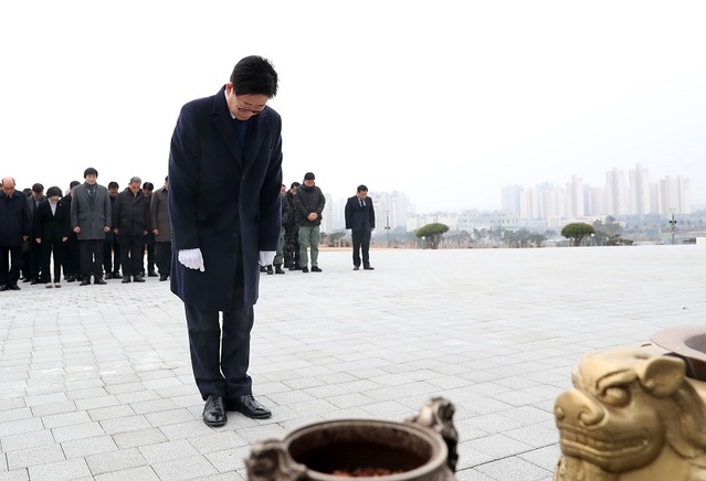 ▲ 향승조 충남도지사가 2일 시무식에서 앞서 간부들과 함께 충남보훈공원 충혼탑을 참배하고 있다.ⓒ충남도