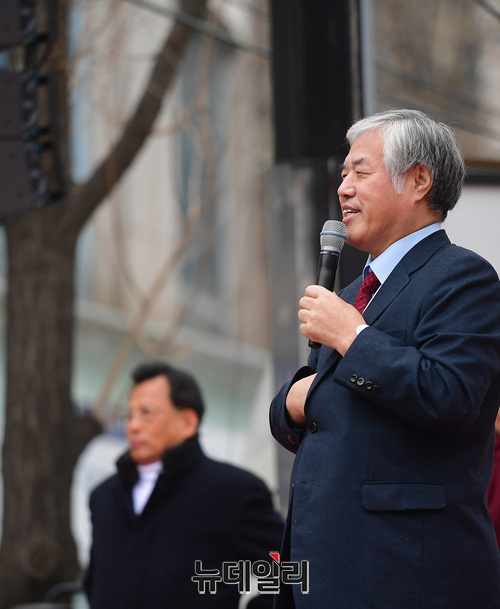 ▲ 경찰이 전광훈 한국기독교총연합회(한기총) 목사에게 근거 규정 없이 수갑을 채웠다는 지적이 나온다. ⓒ정상윤 기자