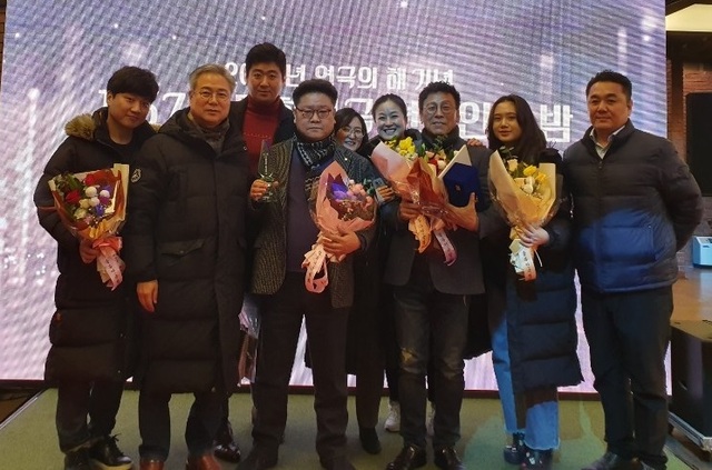 ▲ 시상식에서 충북연극협회 수상자들이 기념촬영을 하고 있다.ⓒ충북연극협회