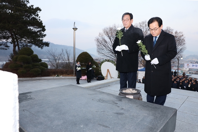 ▲ 백선기 칠곡군수를 비롯해 이재호 군의장, 도·군의원, 보훈단체장 등 90여 명은 2일 충혼탑에서‘2020년 경자년 신년참배’를 가졌다.ⓒ칠곡군