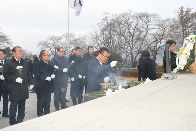 ▲ 김세운 의장을 비롯한 17명의 의원과 의회사무국 직원들은 2일 오전 8시 충혼탑을 찾아 순국선열 및 호국영령들의 숭고한 넋을 기렸다.ⓒ김천시의회
