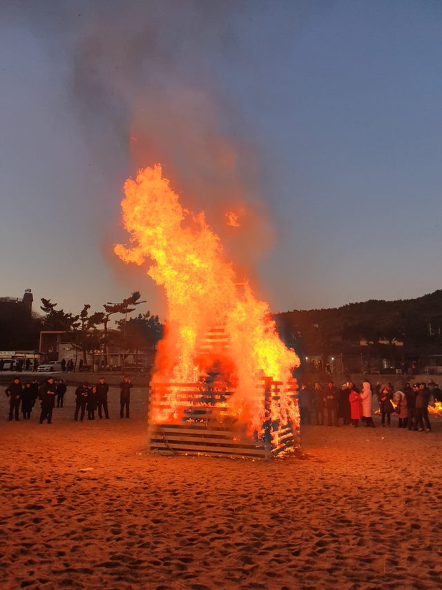 ▲ 지난 1일 울진에서 열린 해맞이 행사에 참여한 군민들이 소원을 적은 소원지를 태우며 새해 행복을 기원하고 있다.ⓒ한울본부