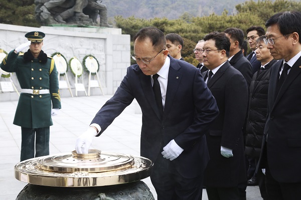 ▲ 옥경석 ㈜한화 대표가 지난 2일 서울 동작 국립현충원에서 열린 시무식에서 분향을 하고 있다. ⓒ한화