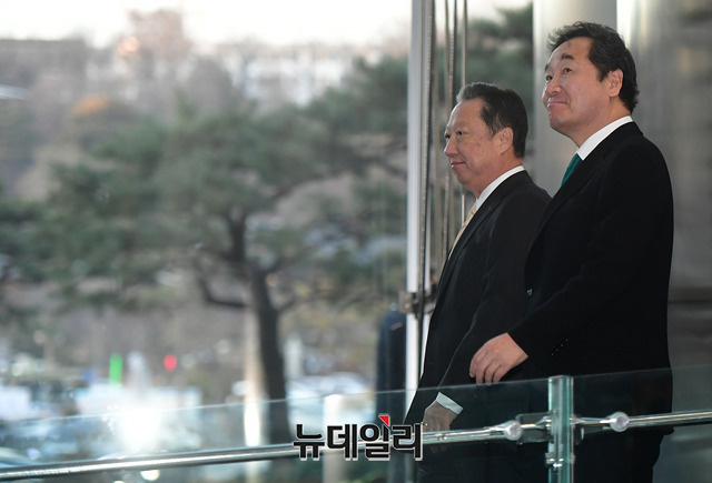 ▲ 박용만 대한상공회의소 회장(왼쪽)과 이낙연 국무총리가 지난해 1월 2일 서울 삼성동 코엑스에서 열린 대한상의 신년인사회에 입장하고 있다. ⓒ뉴데일리