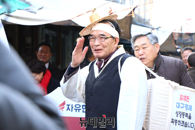 ▲ 배영식 전 국회의원이 3일 오전 남문시장에서 보부상 차림으로 출마 선언에 앞서 참석자들에게 인사를 건네고 있다.ⓒ뉴데일리