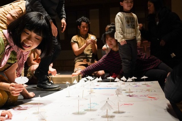 ▲ 스튜디오 나나다시 '우산도둑' 공연 장면.ⓒ국제아동청소년연극협회