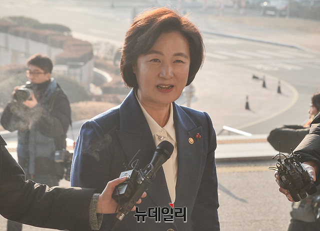 ▲ 추미애 신임 법무부 장관이 3일 오전 경기 과천시 정부과천청사 법무부로 출근하고 있다. ⓒ박성원 기자