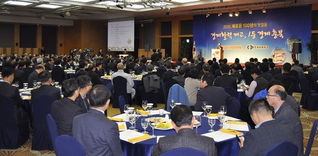 ▲ 3일 청주상공회의소가 주최한 2020 신년인사회가 그랜드플라자 청주호텔에서 충북지역 기관장과 단체장, 경제인들이 대거 참석한 가운데 열렸다. 사진은 이두영 청주상공회의소 회장이 신년인사회에서 인사말을 하고 있다.ⓒ청주상공회의소