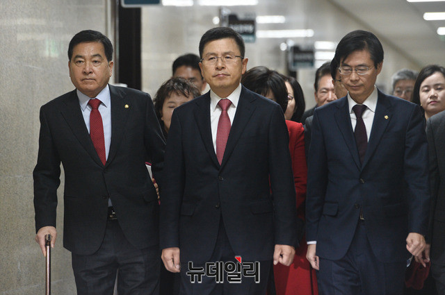 ▲ 황교안(가운데) 자유한국당 대표가 지난달 30일 엿새간의 입원치료를 마치고 당무에 복귀하는 모습. 황 대표는 새해 첫날 