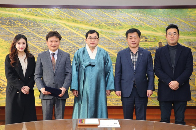 ▲ 경주시가 신임 시립신라고취대 박경현 예술 감독을 임명하고 위촉장을 수여했다.ⓒ경주시