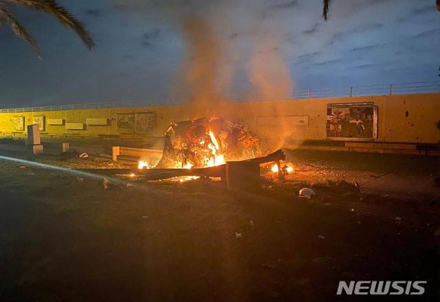 ▲ 미군의 공습 이후 솔레이마니 일행이 탄 차의 형체. ⓒ뉴시스 AP. 무단전재 및 재배포 금지.