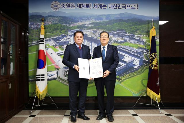 ▲ 중원대 김기수 원우(좌)와 김두년 중원대 총장.ⓒ중원대