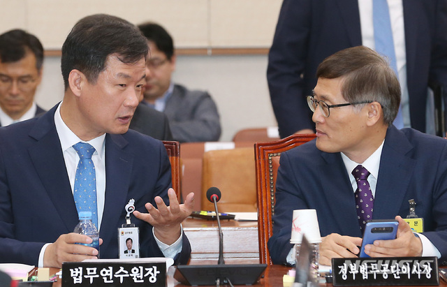 ▲ 박균택(54·왼쪽) 법무연수원장이 지난 2일 사의를 표명한 것으로 전해졌다. ⓒ뉴시스