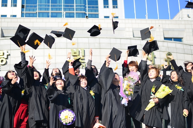▲ 대구사이버대 졸업식에서 한국어다문화학과 졸업생들이 학사모를 던지며 환호하고 있다.ⓒ대구사이버대