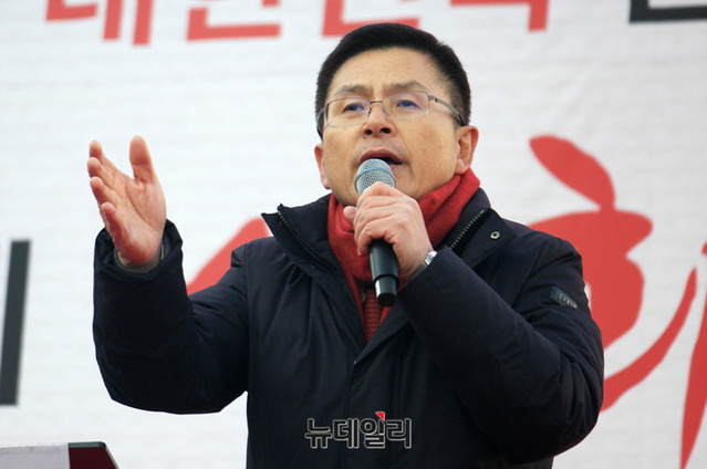 ▲ 황교안 자유한국당 대표가 3일 오후 서울 종로구 세종문화회관 앞에서 열린 자유한국당 장외집회 '희망 대한민국 만들기 국민대회'에서 발언을 하고 있다. ⓒ이기륭 기자