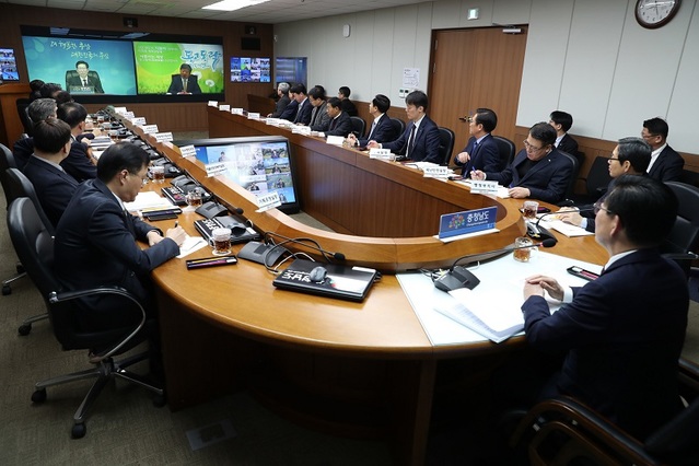 ▲ 양승조 충남도지사가 지난 3일 도청 영상회의실에서 도내 시장·군수들과 영상회의를 하고 있다.ⓒ충남도