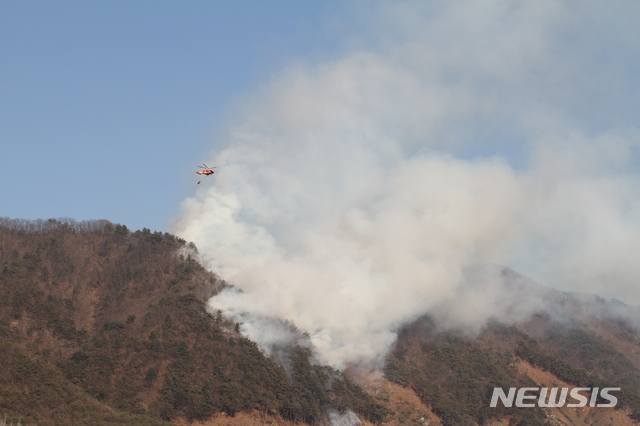 ▲ 지난 4일 오후 1시 57분께 강원도 춘천시 신북읍 발산리의 야산에서 원인미상의 화재사고가 발생해 이틀째 산불 진화 작업이 이어지고 있다. ⓒ뉴시스