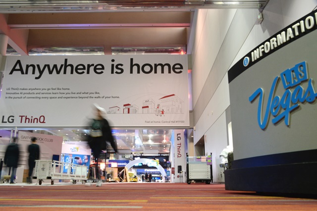 ▲ 'CES 2020' 관람객 맞는 'LG ThinQ' 광고. ⓒLG전자