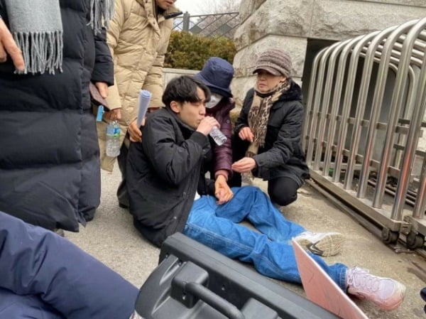 ▲ 경찰과 충돌해 어지럼증과 호흡곤란 등을 호소하며 주저앉은 최인호 군. ⓒ학수연 제공